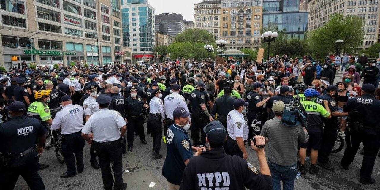 ABD'deki siyahi George Floyd'un ölümü New York'ta protesto edildi