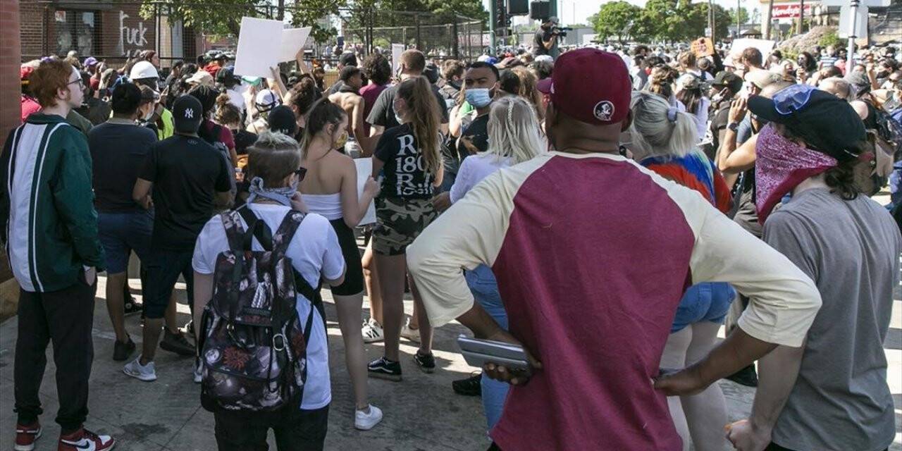 Siyahi Amerikalı Floyd'un öldürüldüğü Minneapolis'te göstericiler polis merkezini ateşe verdi