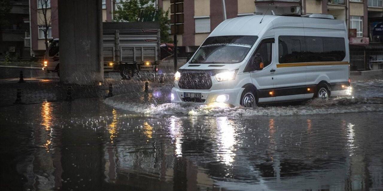 Başkentte gök gürültülü sağanak etkili oldu