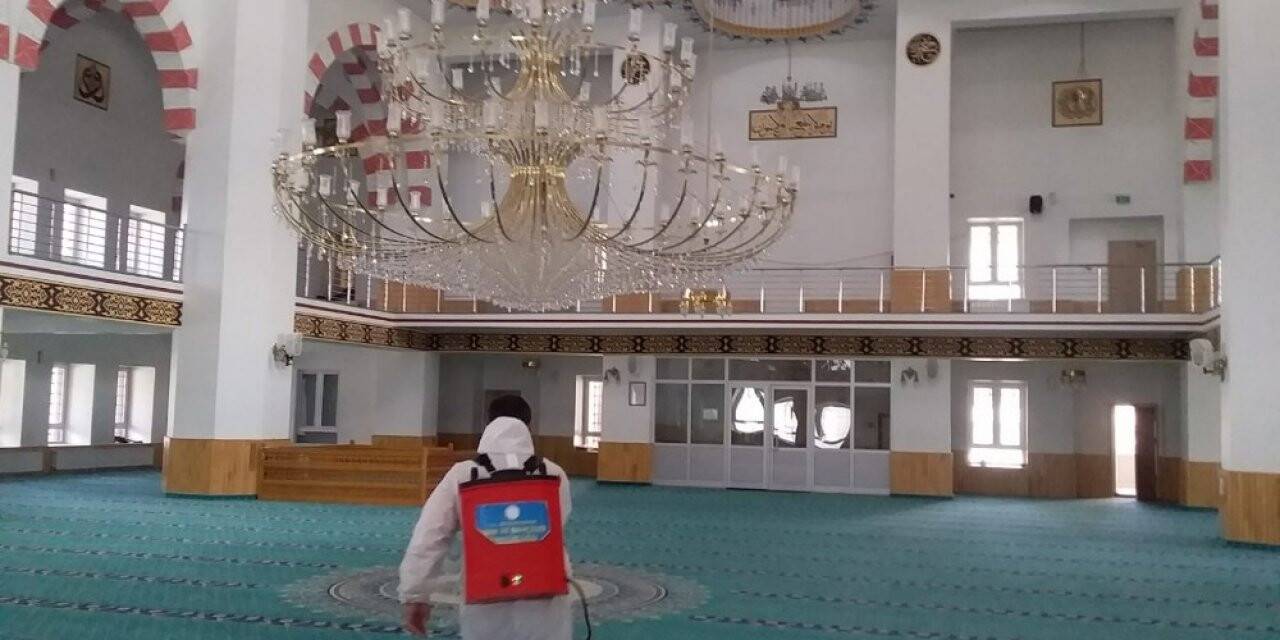 Erciş Belediyesi Camileri Dezenfekte Etti
