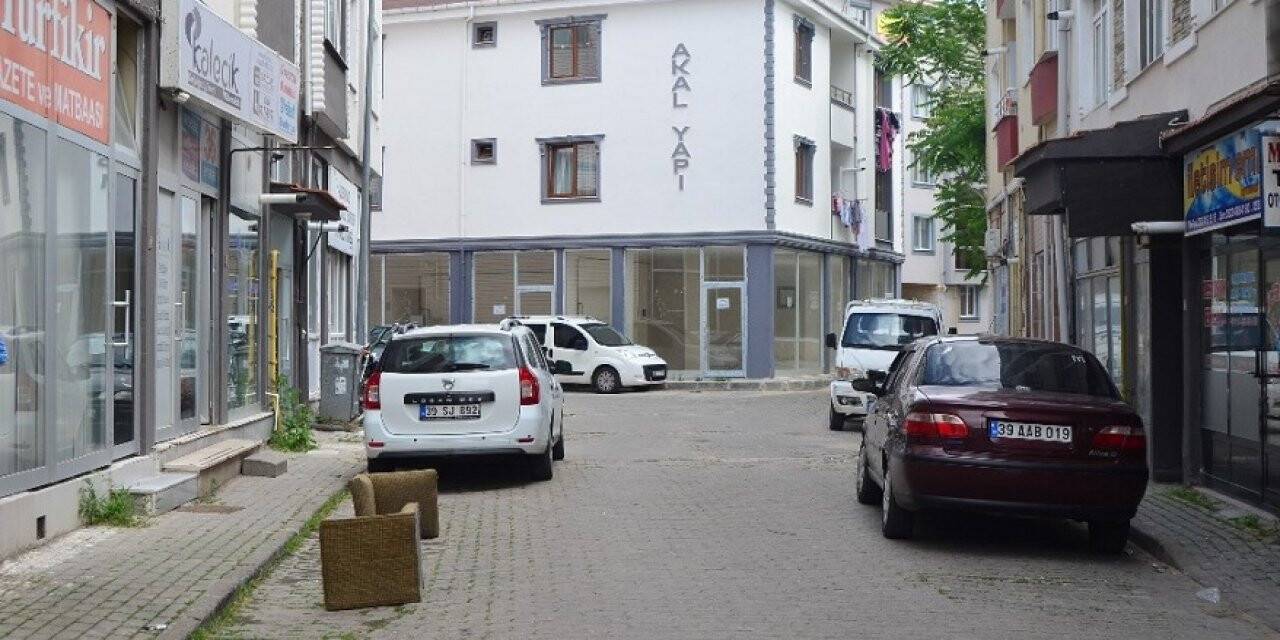 Sokak ortasında havaya ateş açtı