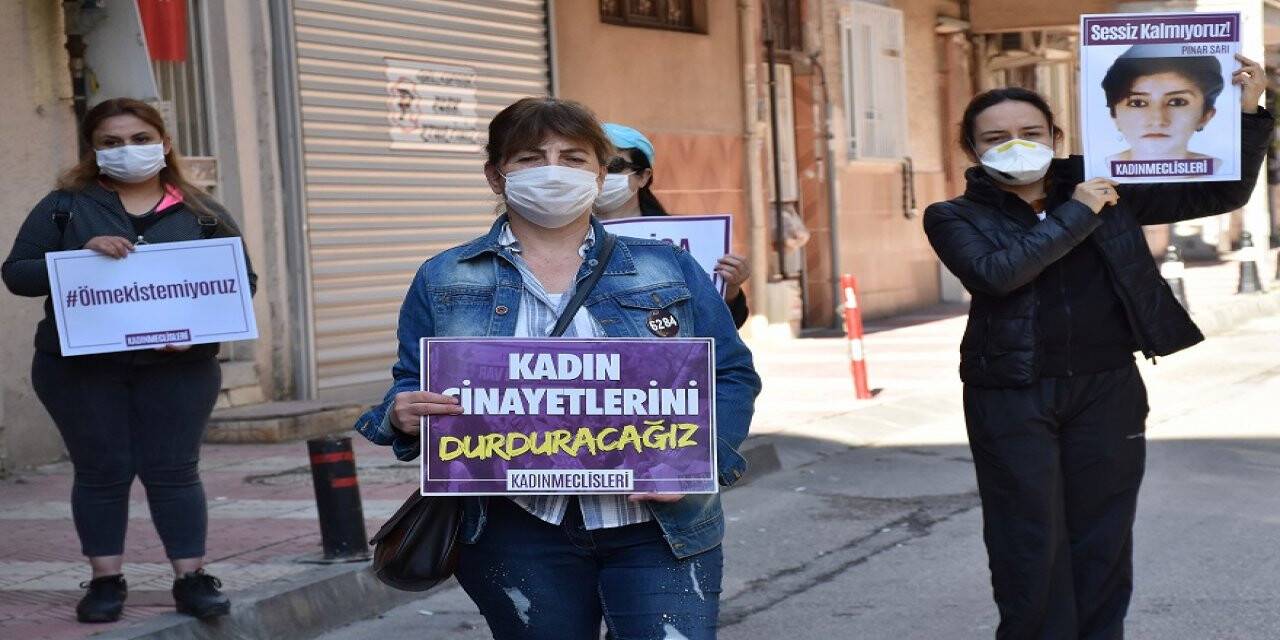 Manisa'da bir grup, kadın cinayetlerini protesto etti