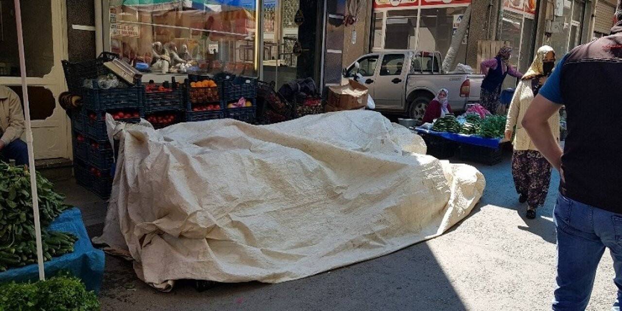 Pazar tezgahında doğum yaptı