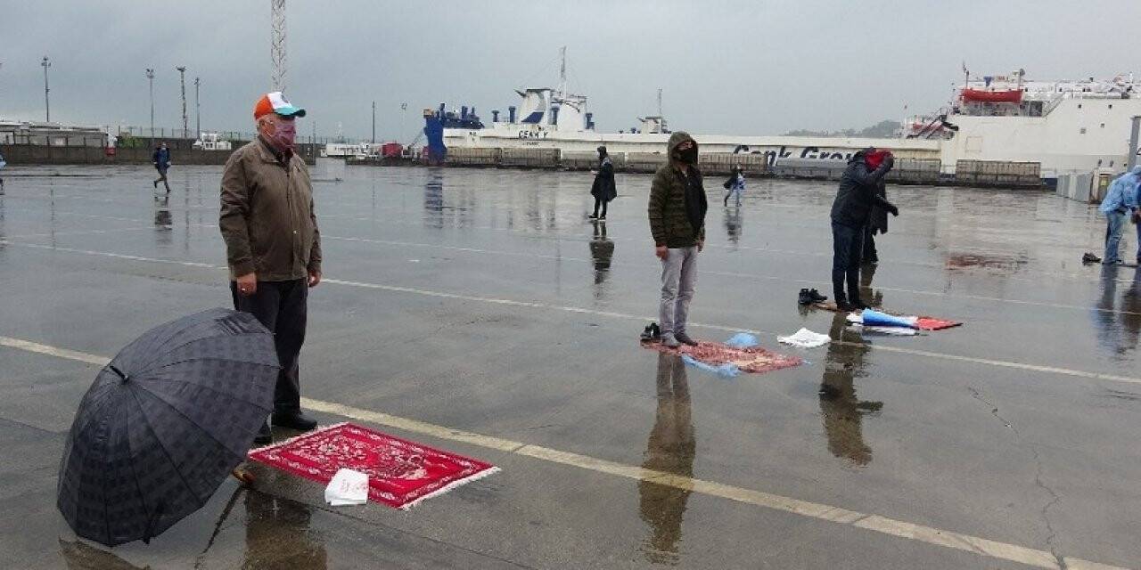 Sağanak yağışa aldırmadan namazlarını kıldılar