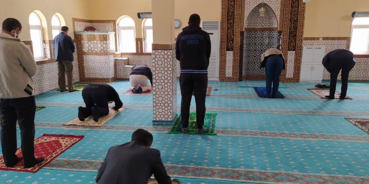 Yunak’ta Normalleşme Sürecinin Ardından İlk Cuma Namazı Kılındı