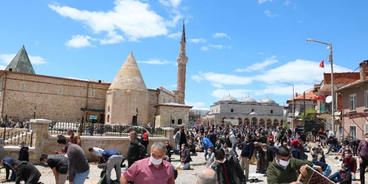 Beyşehir’de Cuma Namazı Coşkusu