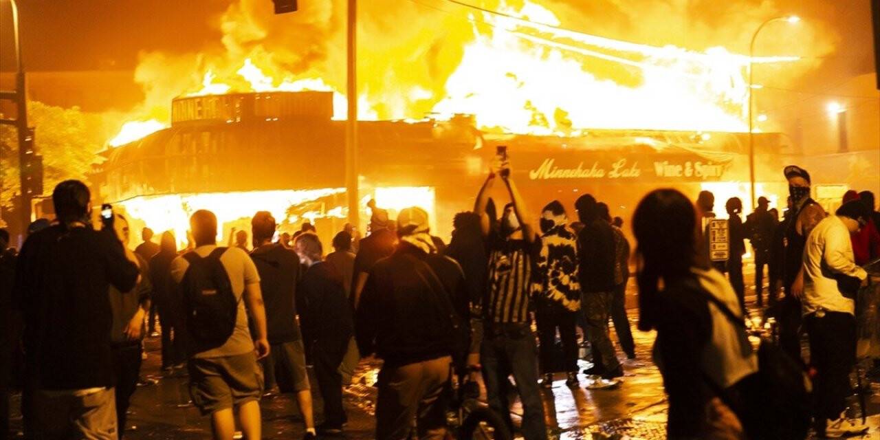Minneapolis'te bir siyahinin öldürülmesiyle başlayan protestolar ülke genelinde kaosa dönüştü