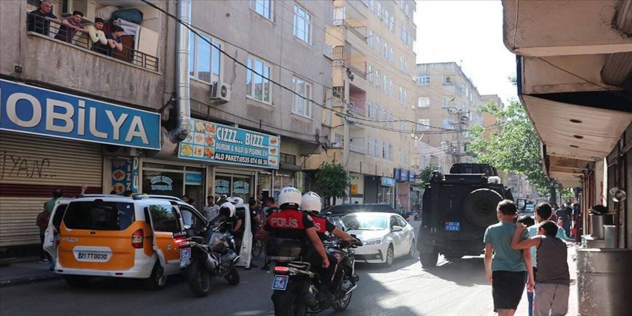 Diyarbakır'da silahlı saldırıya uğrayan polis memuru şehit oldu