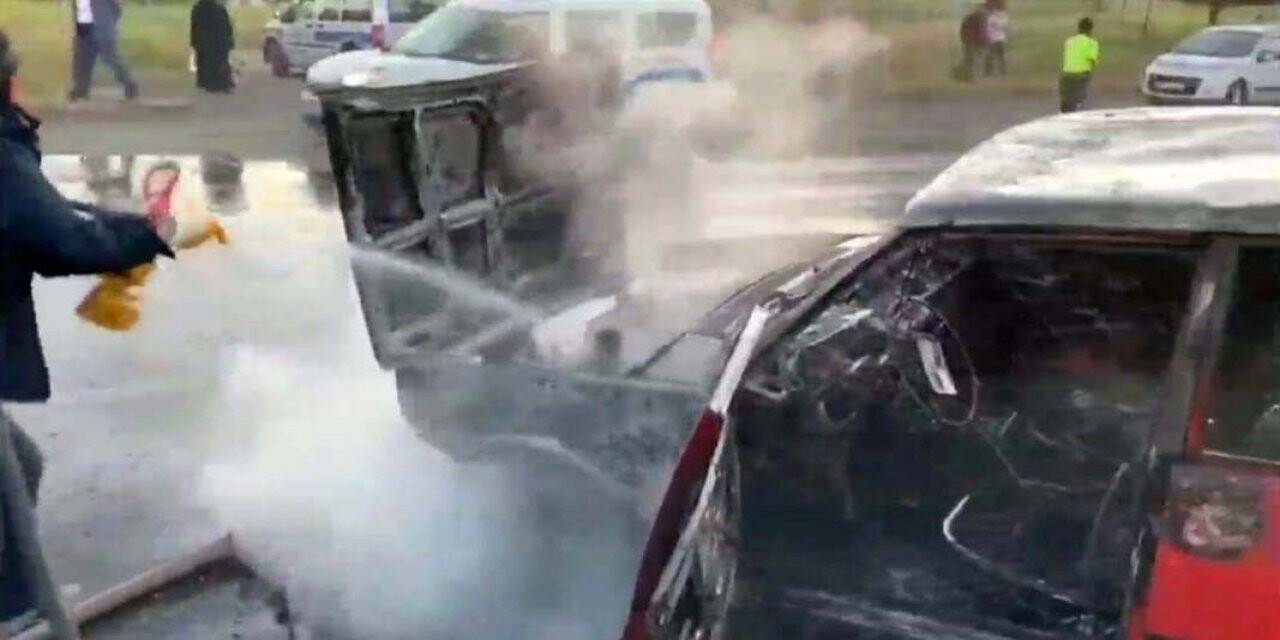 Seyir halindeki otomobil alev alev yandı