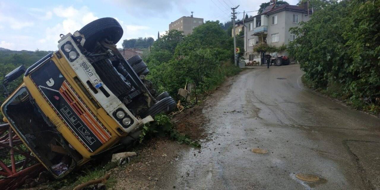 Virajı alamayan vinç devrildi