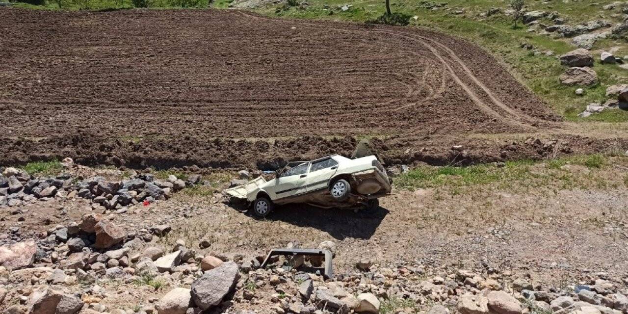 Otomobil uçuruma yuvarlandı:3 yaralı