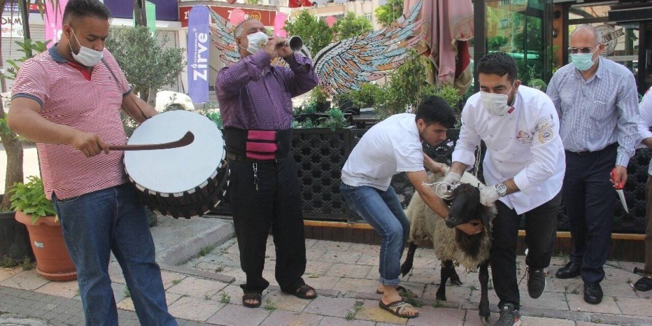 Kebapçıda normalleşmeye davul zurnalı açılış