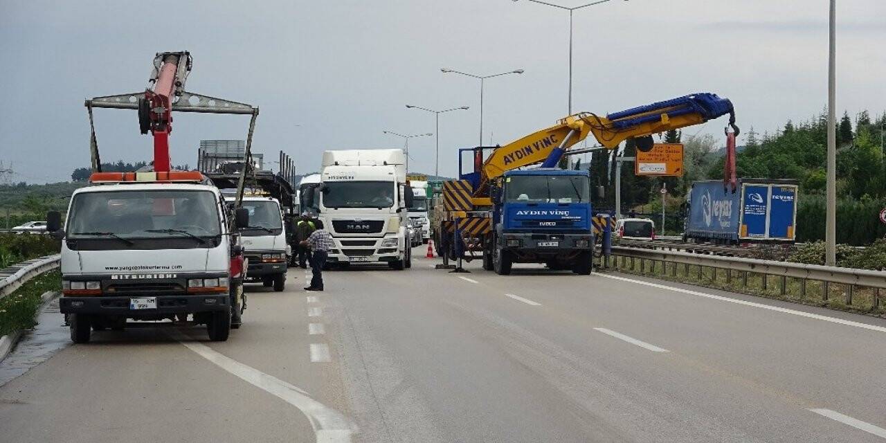 Sıfır otomobiller etrafa saçıldı