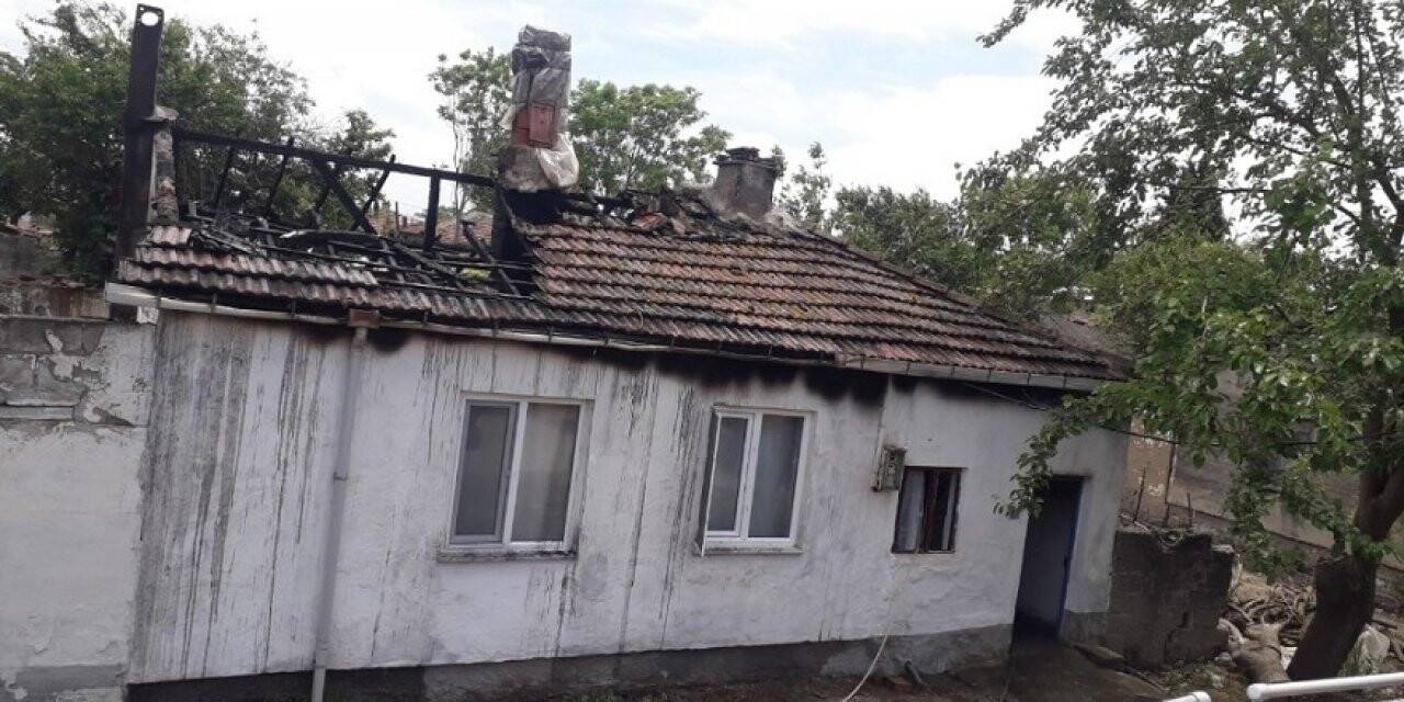 Çıkan yangın evi küle çevirdi