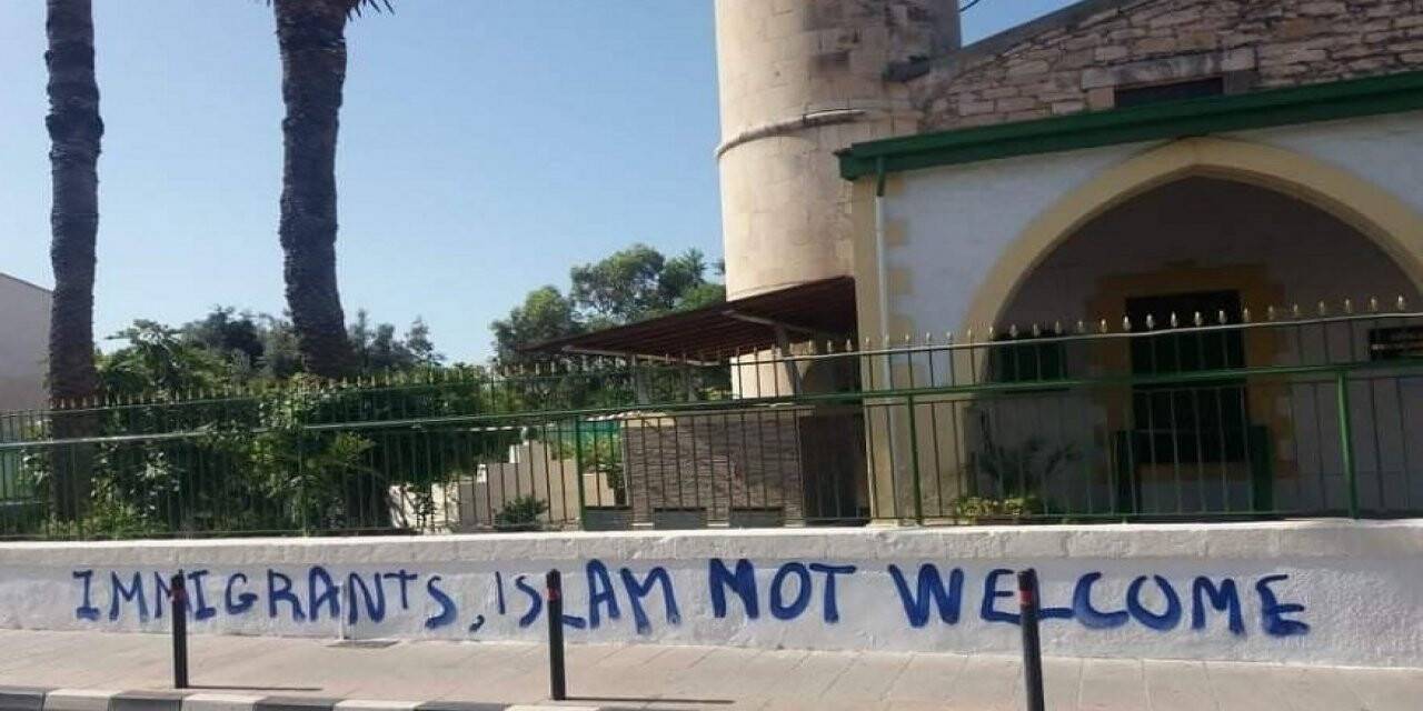 Camiye saldırdılar