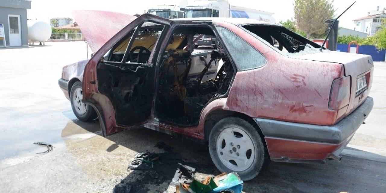 Otomobil yanarak kullanılmaz hale geldi