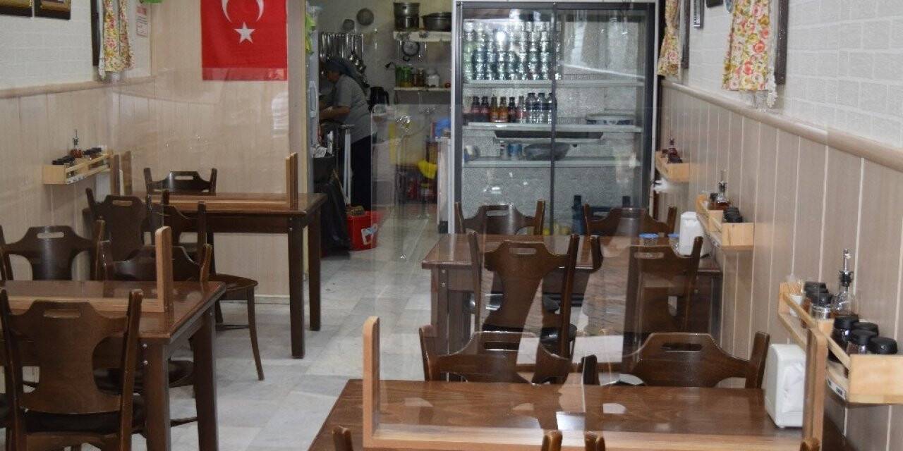 İzmir’deki lokantada ilginç korona önlemi