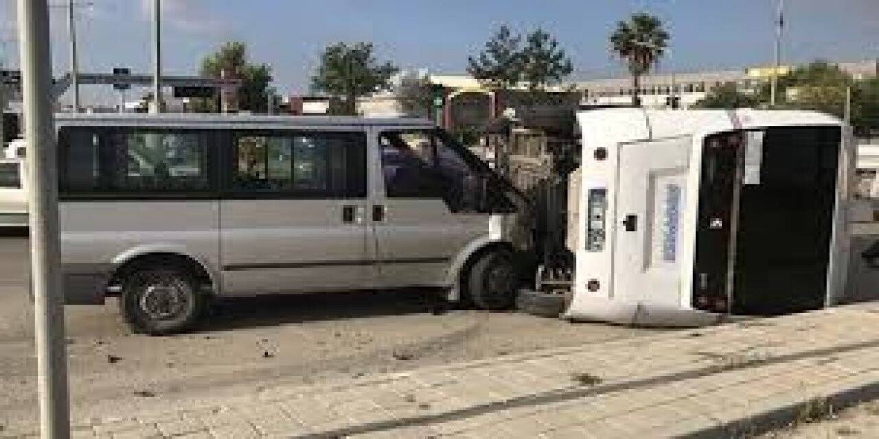 ADANA'DA DOLMUŞ İLE MİNİBÜS ÇARPIŞTI: 5 YARALI