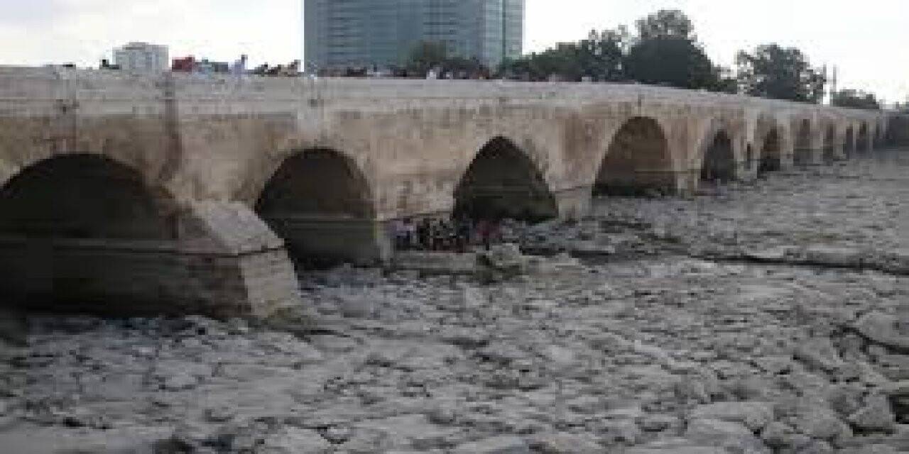 ADANA'DA NEHİR YATAĞINDA YARALI BULUNAN KADIN HASTANEYE KALDIRILDI