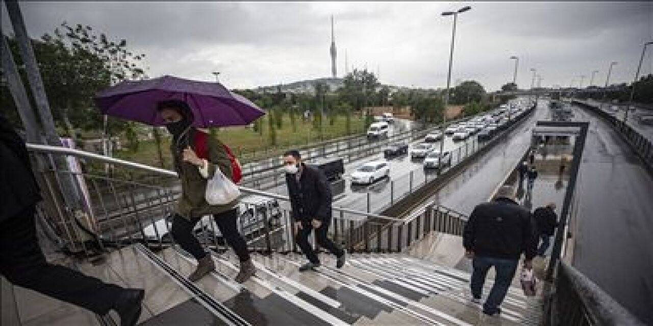 İSTANBUL'DA KONTROLLÜ NORMALE DÖNÜŞÜN İLK GÜNÜ TRAFİK YOĞUNLUĞU YAŞANIYOR