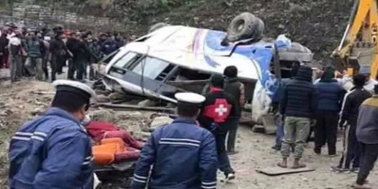 NEPAL'DE YOLCU TAŞIYAN KAMYONET KAZA YAPTI: 12 ÖLÜ, 21 YARALI