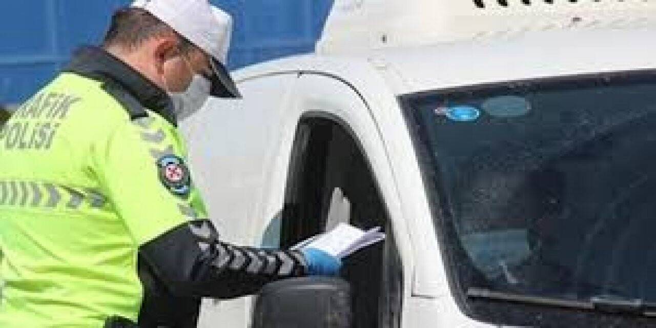 İZMİR'DE SOKAĞA ÇIKMA KISITLAMASINA UYMAYAN 1041 KİŞİYE CEZA