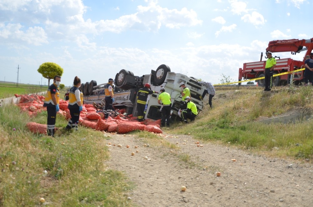 Konya'da şarampole devrilen tırın sürücüsü hayatını kaybetti