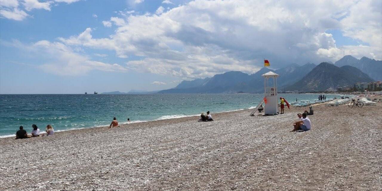 ANTALYA SAHİLLERİNDE 'SOSYAL MESAFELİ' DENİZ VE GÜNEŞ KEYFİ