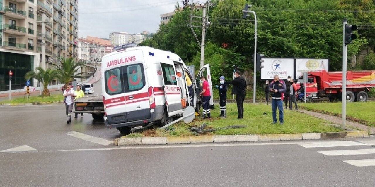 Feci kaza, ambulans ve otomobil çarpıştı