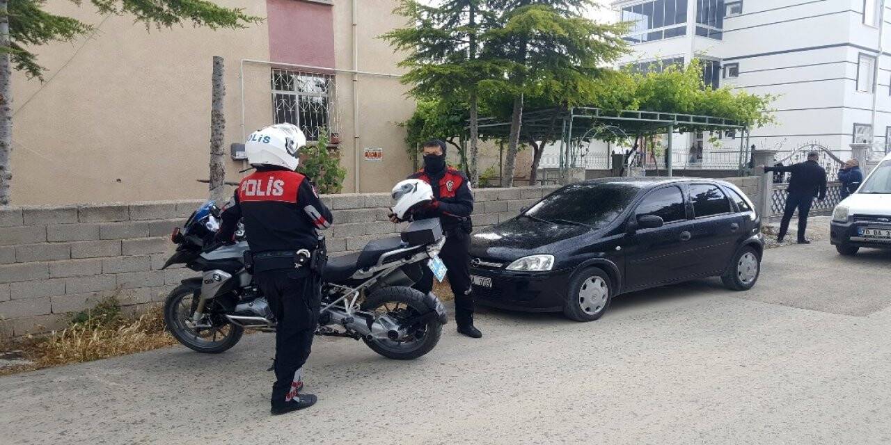 Babası ile kardeşini bıçakladı