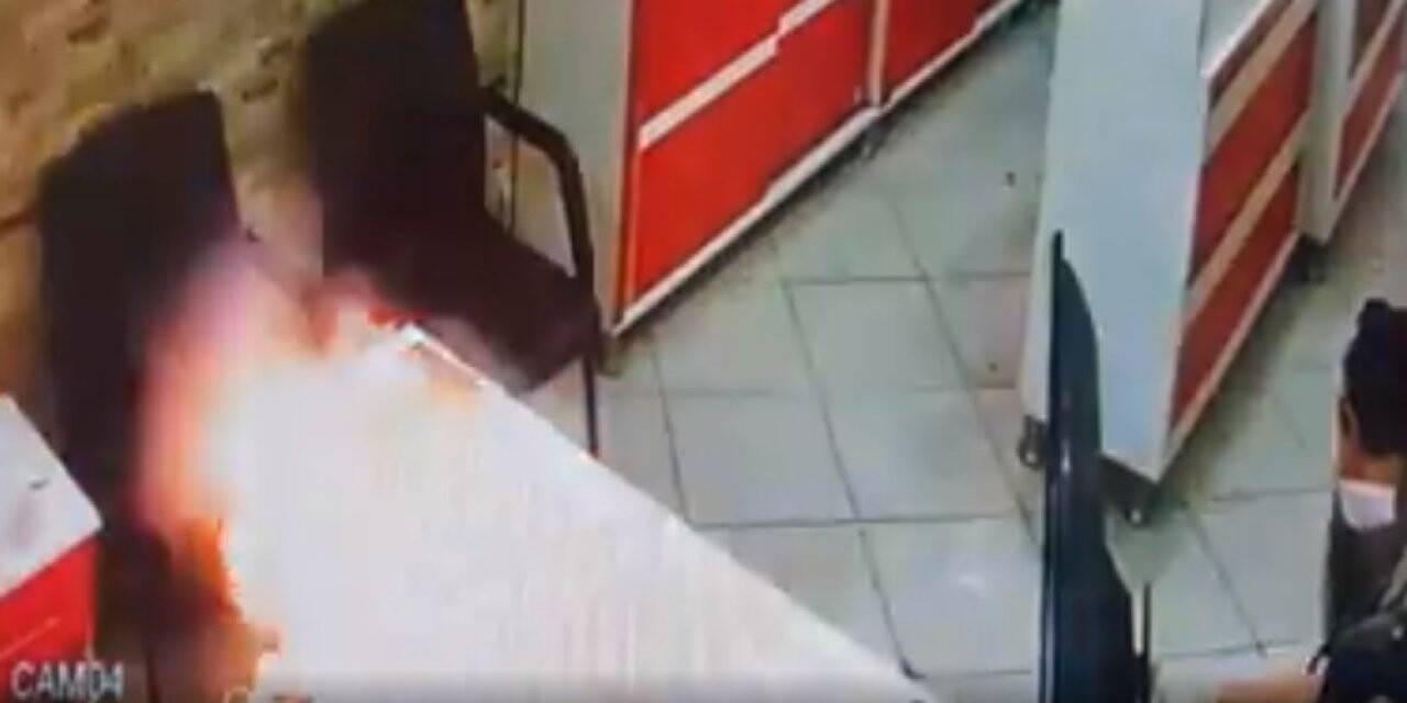 Telefonunun bataryası bomba gibi patladı
