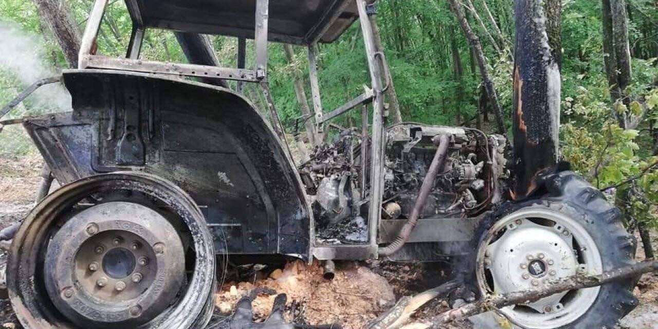 Seyir halindeki traktör alev aldı