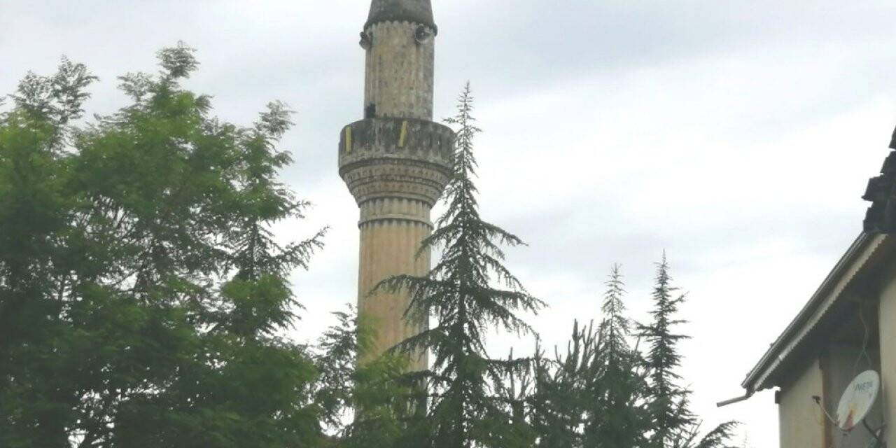 Düşen yıldırım caminin minaresini yıktı