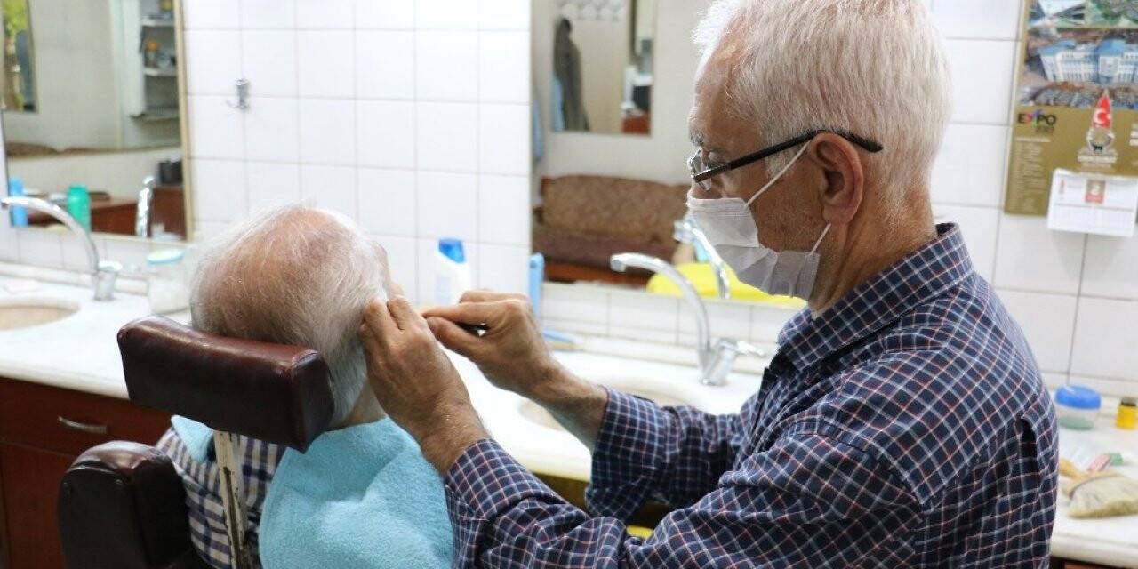 Yarım asırlık berber müşterilerine kavuştu