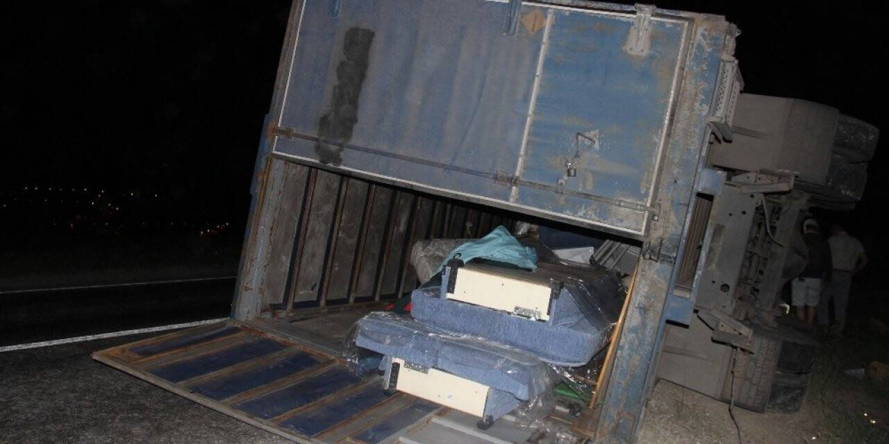 Virajı alamayan tır devrildi