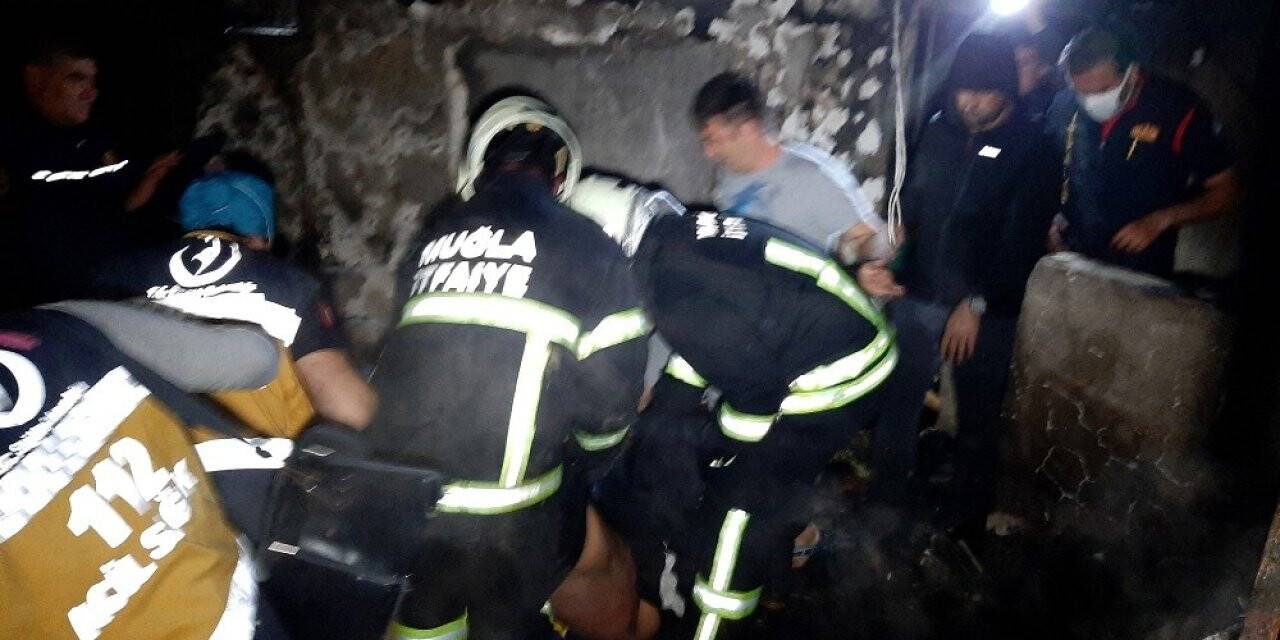 Evini ateşe verip, kendini içeriye kilitledi