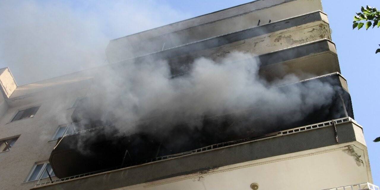 Ev kül oldu, apartman tahliye edildi