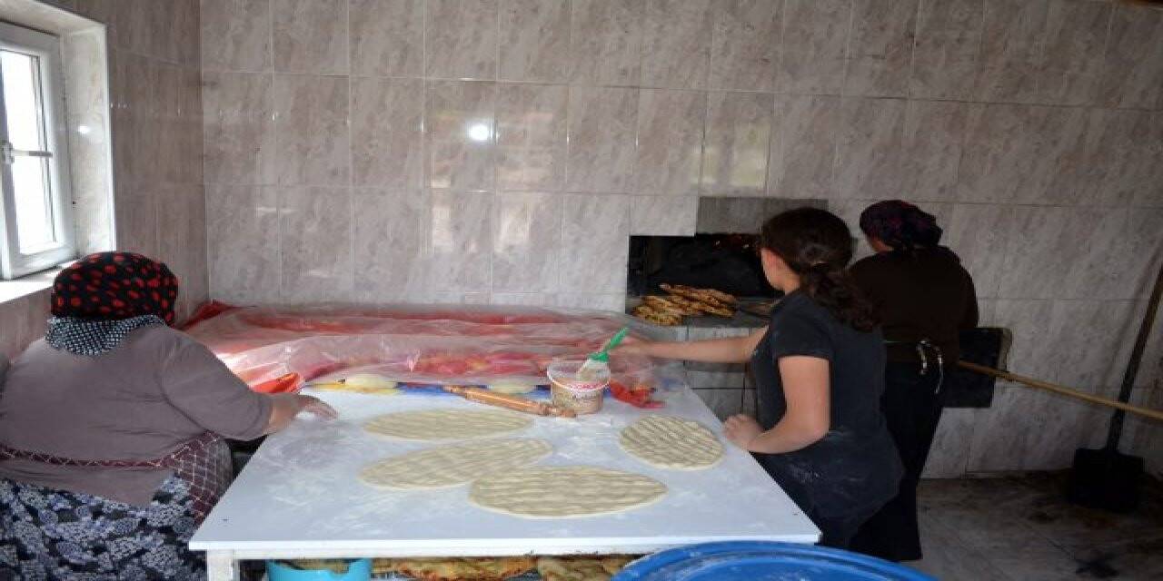 Bünyalılar mahalle fırınlarında kendi ekmeklerini yapıyor