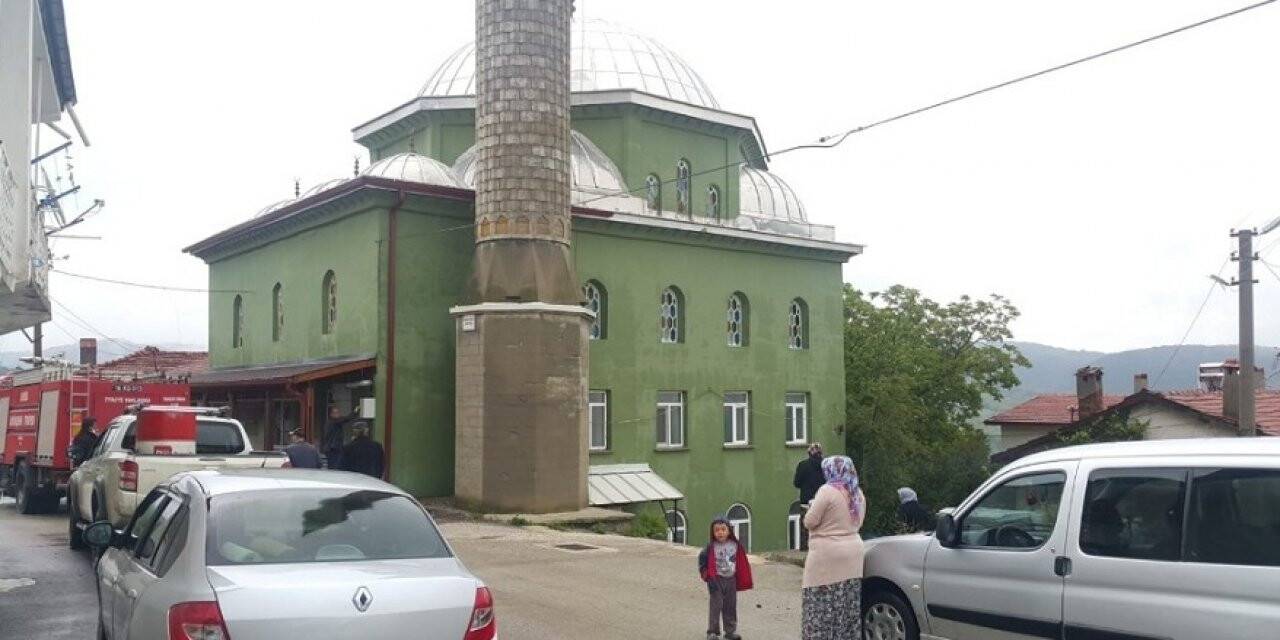 Camiye yıldırım düştü