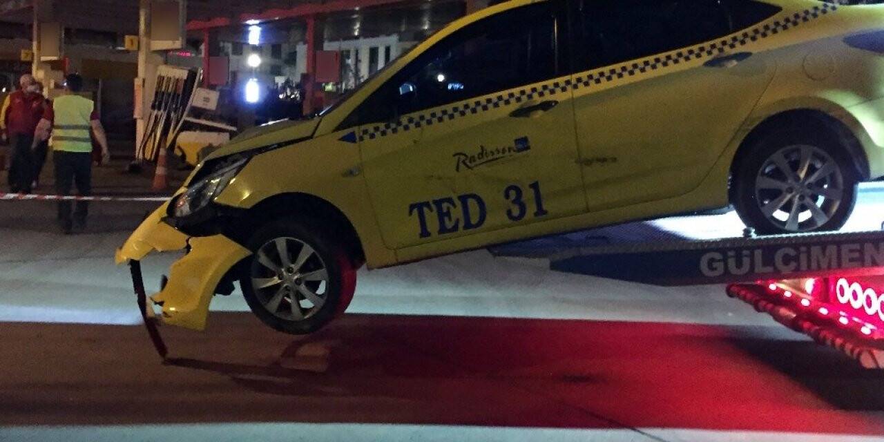 Taksi benzin istasyonuna daldı