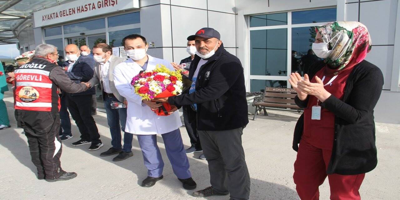 Konya'da motosiklet tutkunlarından sağlıkçılara çiçek jesti