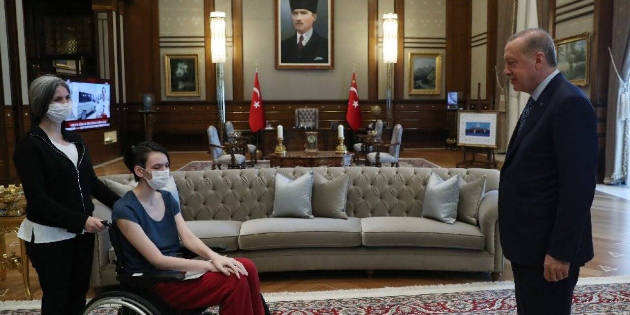 Cumhurbaşkanı milli voleybolcu Meltem Çetin ile bir araya geldi