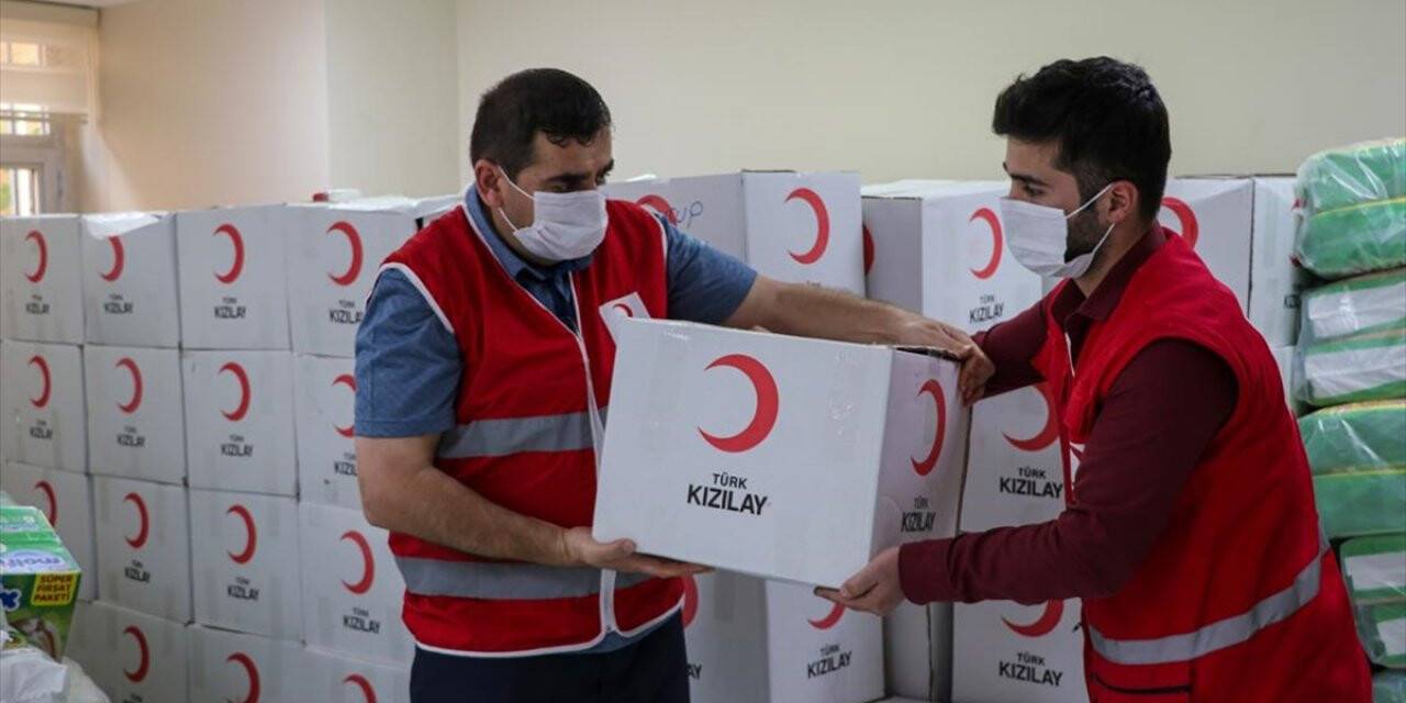 Türk Kızılay normalleşme sürecinde de yardımlarıyla yüz güldürüyor