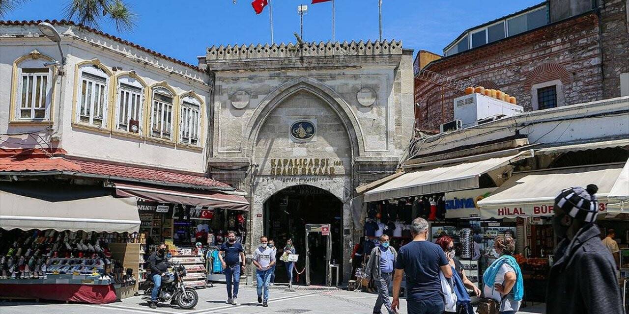 Tarihi Kapalıçarşı esnafı müşterilerini ve turistleri bekliyor