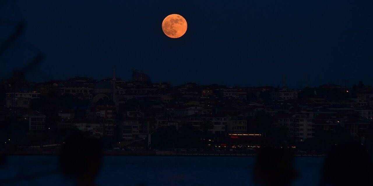 Ay tutulmasında kartpostallık görüntüler oluştu
