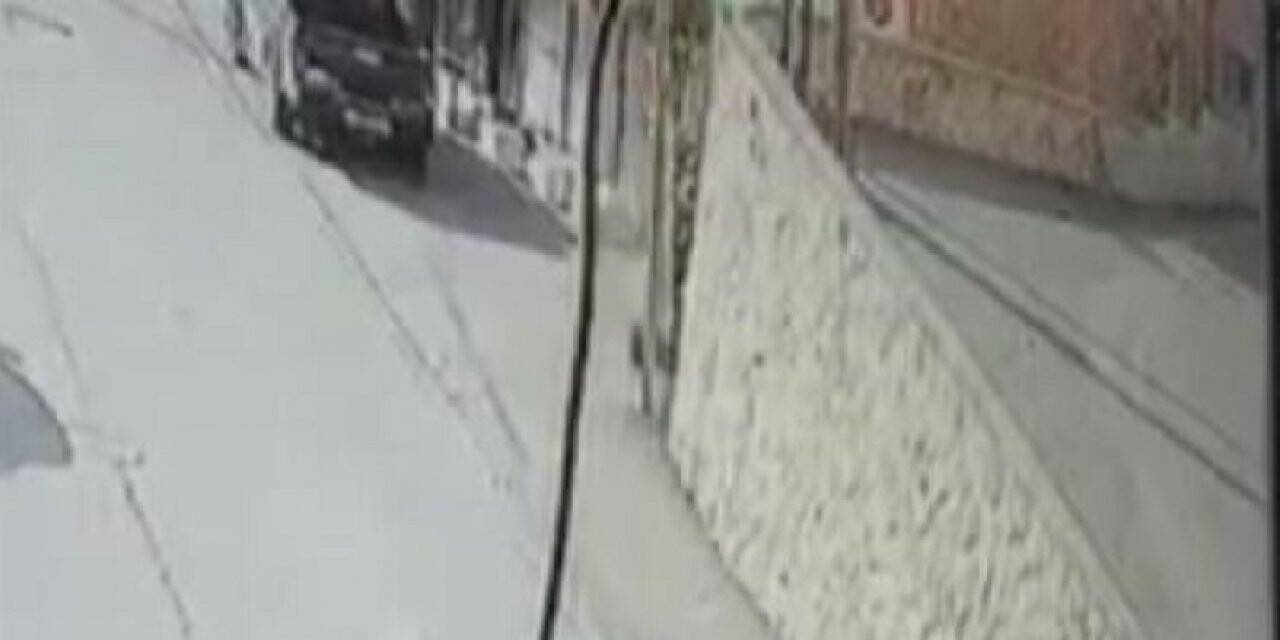 Küçük çocuk 6 metre yükseklikten düştü