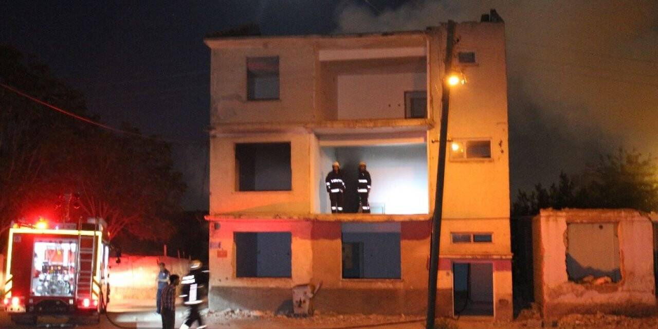 Depremde hasar gören binada yangın çıktı
