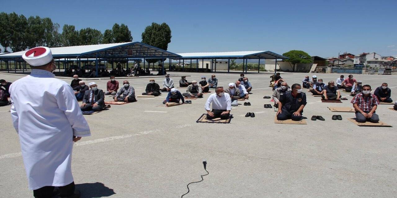 Konya'nın ilçelerinde salgın sonrası ikinci kez cuma namazı kılındı