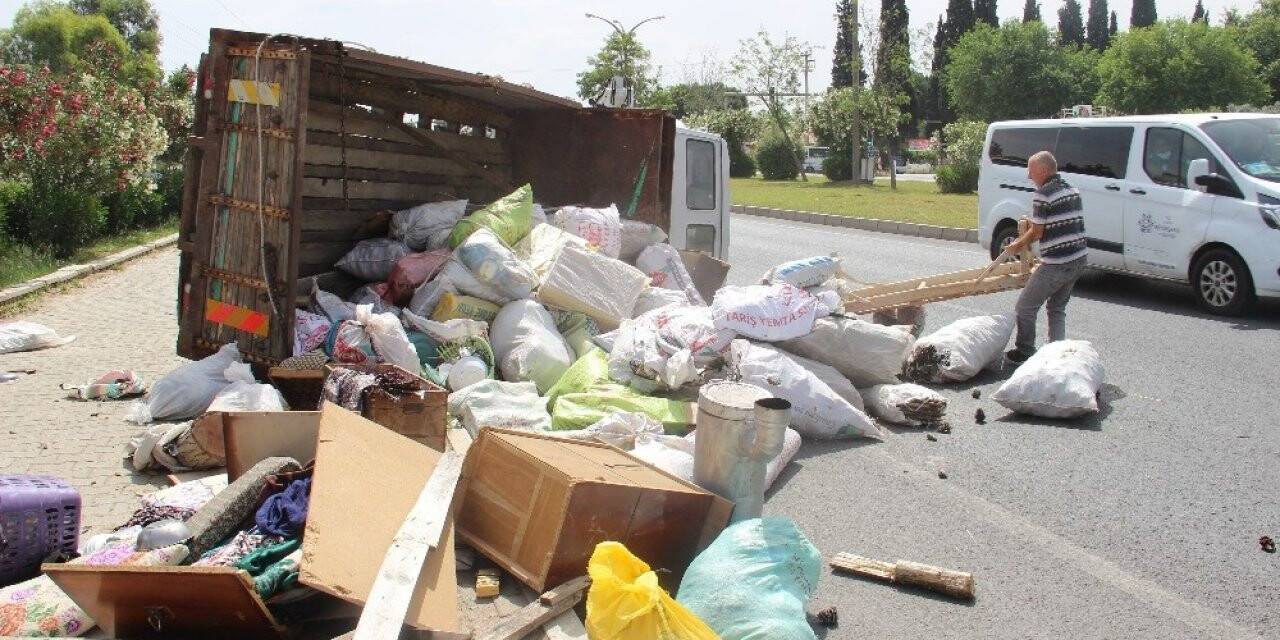 Şaftı kırılan kamyon yoldan çıktı