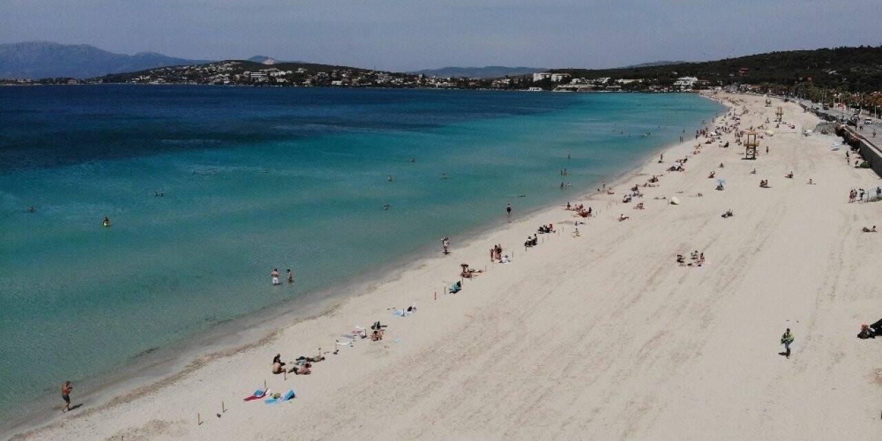 Kısıtlama kalktı, İzmir’de plajlar doldu